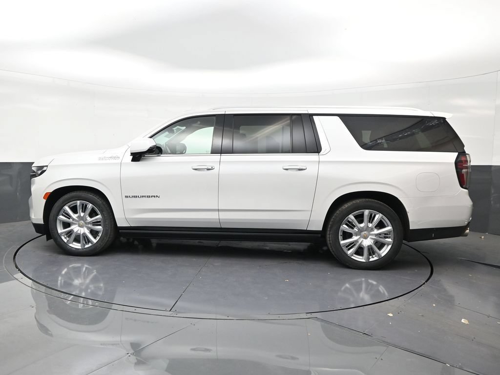 Used 2023 Chevrolet Suburban High Country RWD image 2