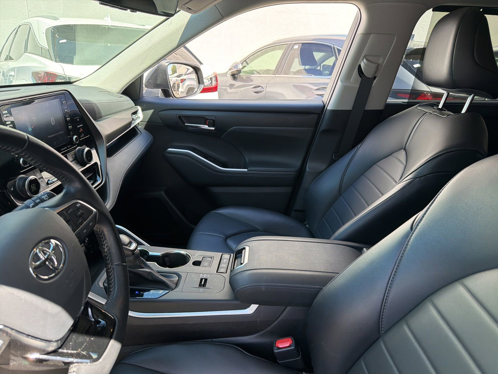Used 2021 Toyota Highlander XLE AWD/4WD image 6