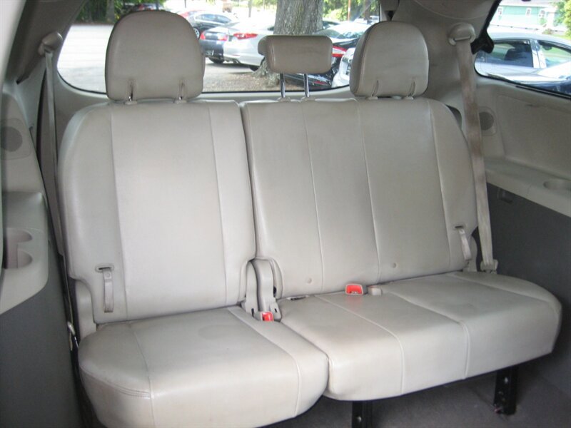 Used 2011 Toyota Sienna Limited w/ Premium Pkg AWD/4WD image 8
