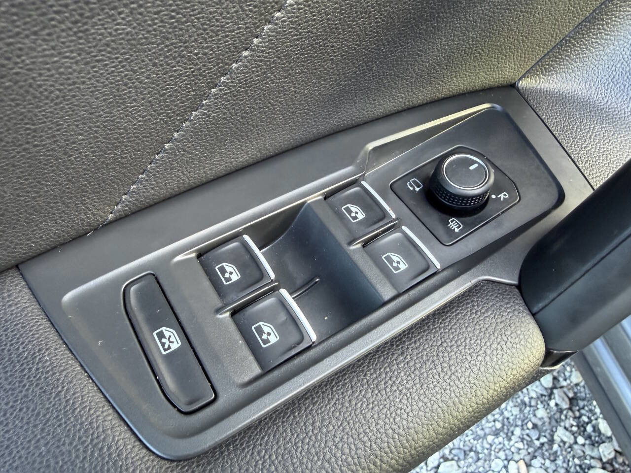 Used 2019 Volkswagen Tiguan SEL Premium w/ 3rd Row Seat Package image 19