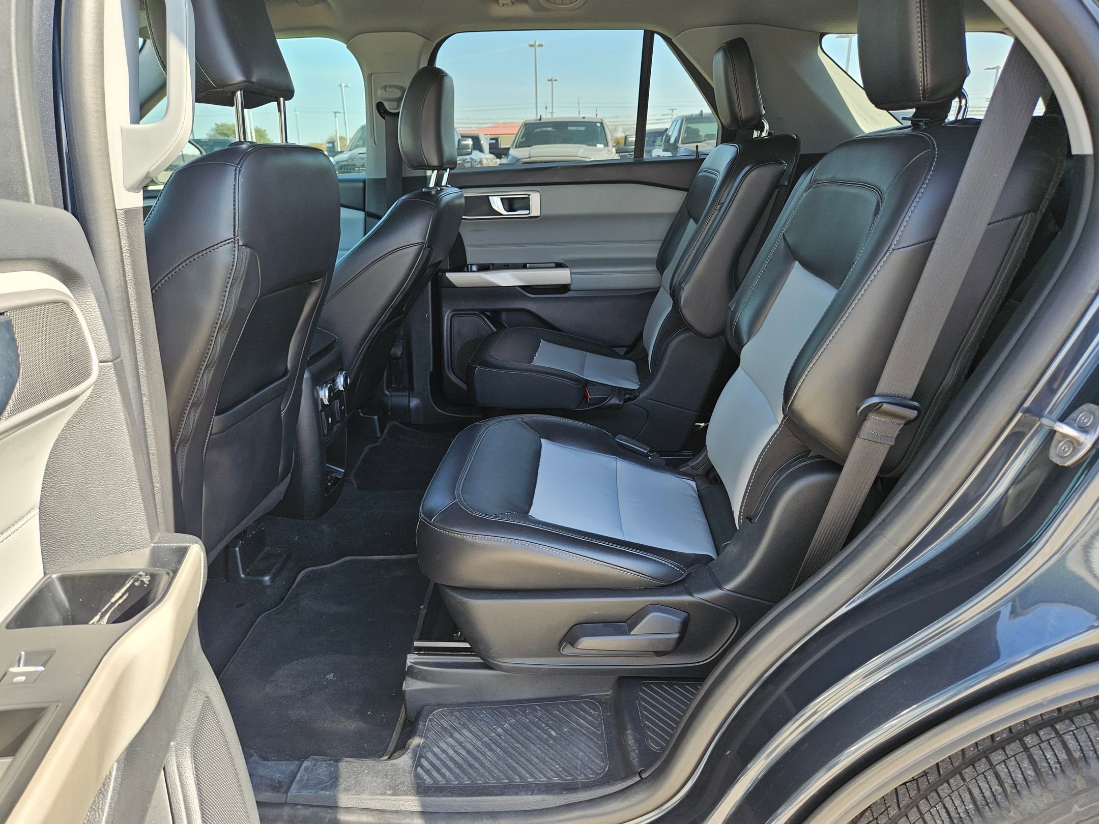 Used 2022 Ford Explorer XLT w/ Equipment Group 202A image 14