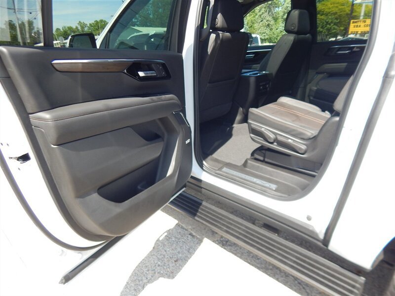 Used 2026 Chevrolet Suburban High Country AWD/4WD image 19