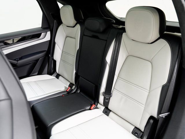 New 2026 Porsche Cayenne GTS image 27