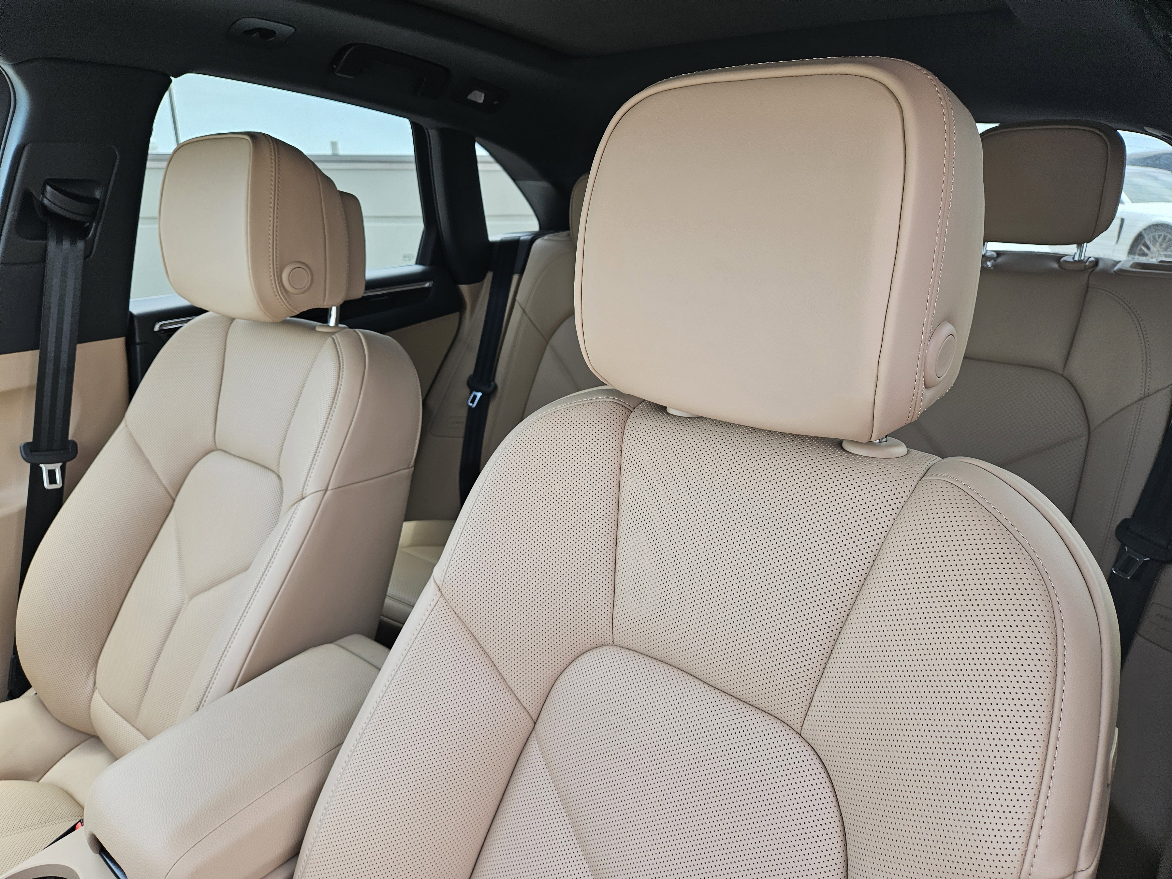 Certified 2026 Porsche Macan AWD/4WD image 6