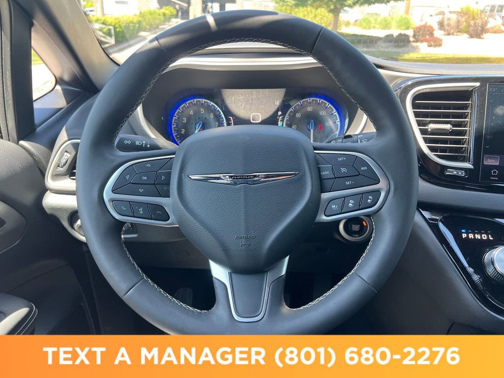 Used 2025 Chrysler Pacifica Select FWD image 18