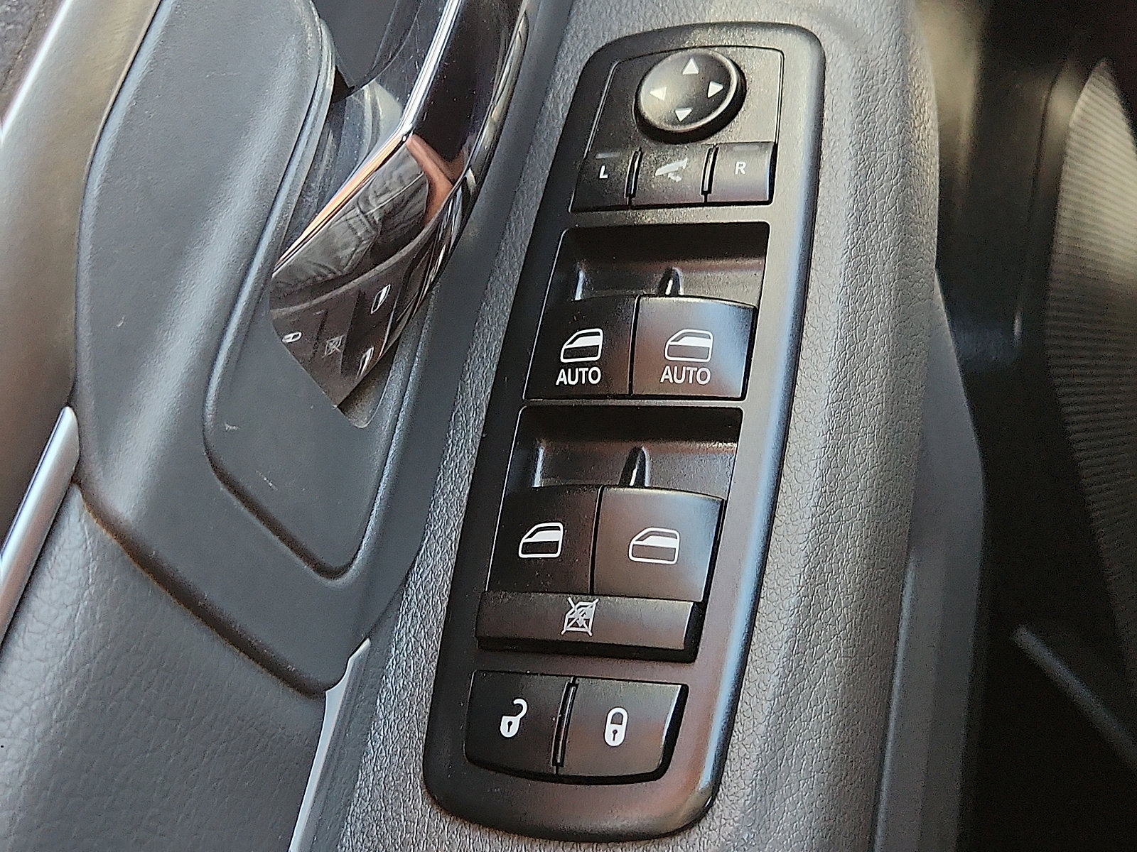 Used 2018 RAM 1500 SLT AWD/4WD image 17
