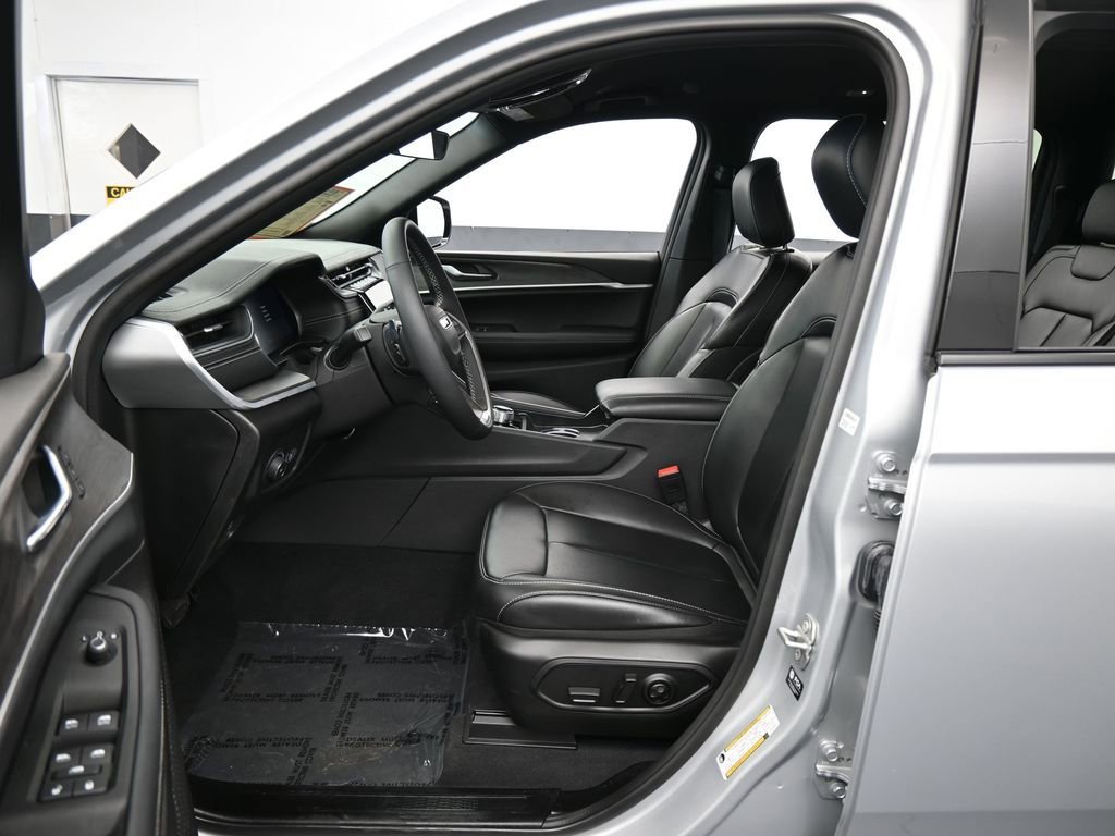 Used 2025 Jeep Grand Cherokee L Limited image 11