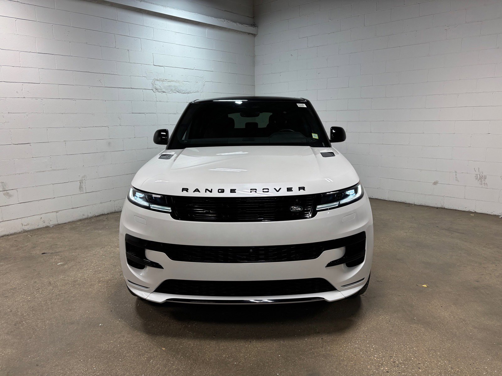 Used 2024 Land Rover Range Rover Sport Dynamic SE image 3