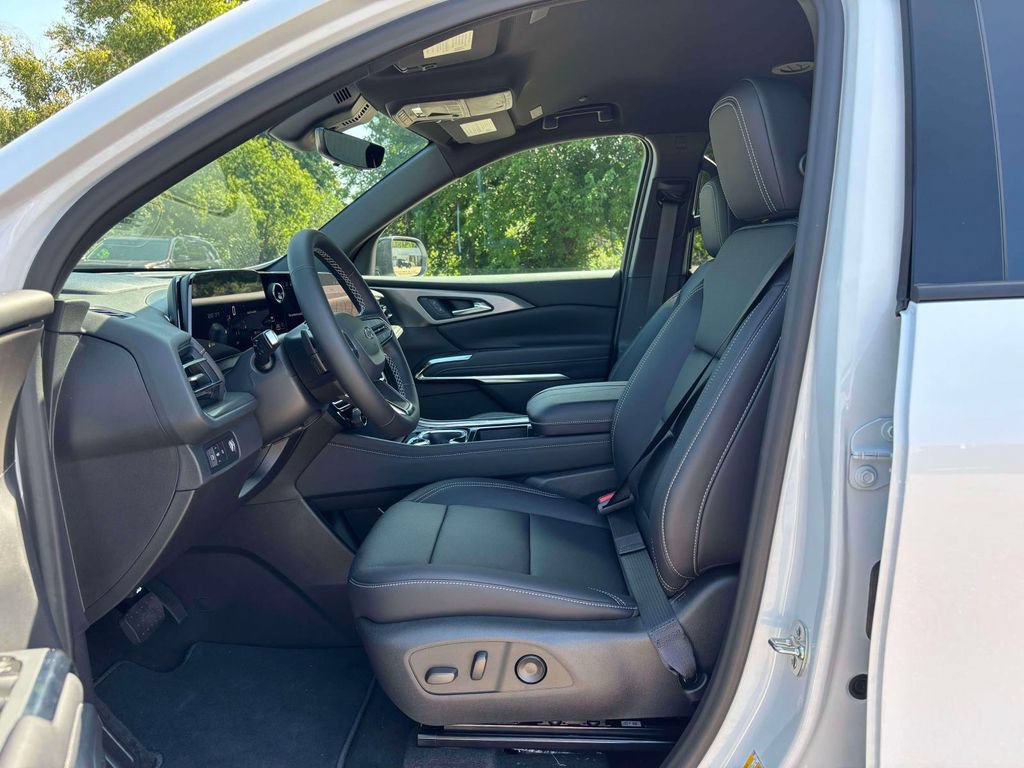 New 2027 Chevrolet Traverse LT w/ Midnight/Sport Edition FWD image 3