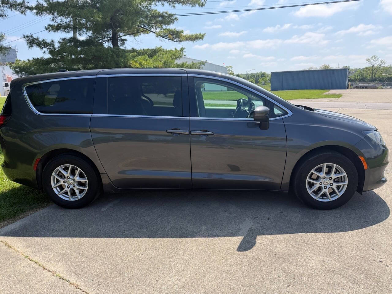 Used 2021 Chrysler Voyager LX FWD image 4