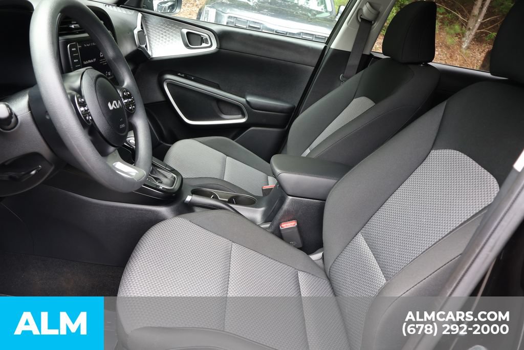 Used 2025 Kia Soul LX w/ LX Technology Package FWD image 14