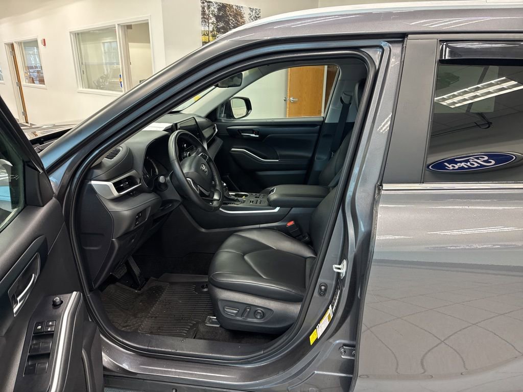 Used 2024 Toyota Highlander XLE AWD/4WD image 5