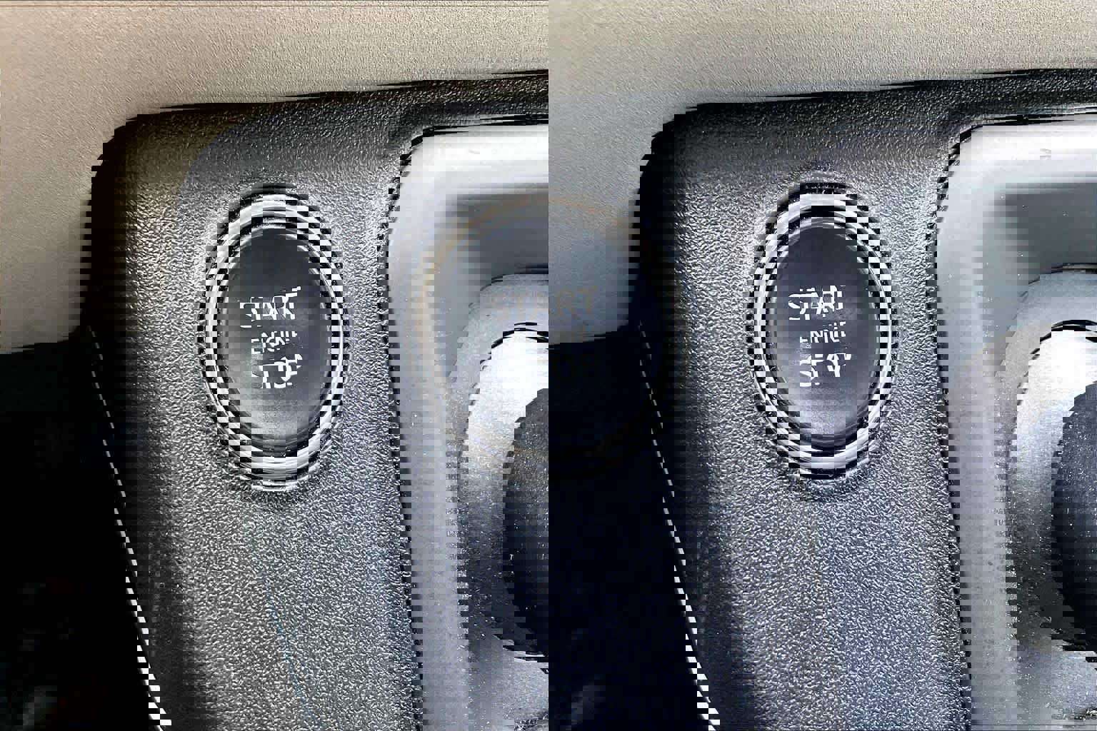 Used 2023 Land Rover Defender 130 SE image 33