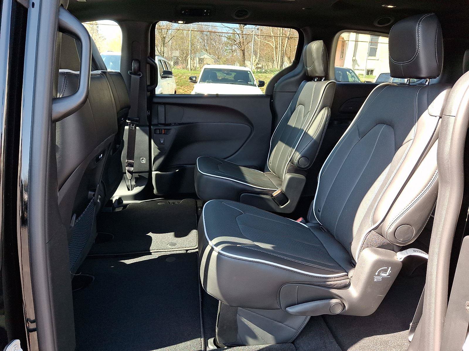 New 2026 Chrysler Pacifica Limited w/ S Appearance Package AWD/4WD image 7