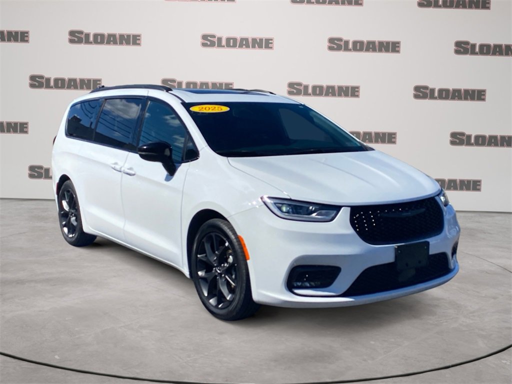 Used 2025 Chrysler Pacifica Limited image 7