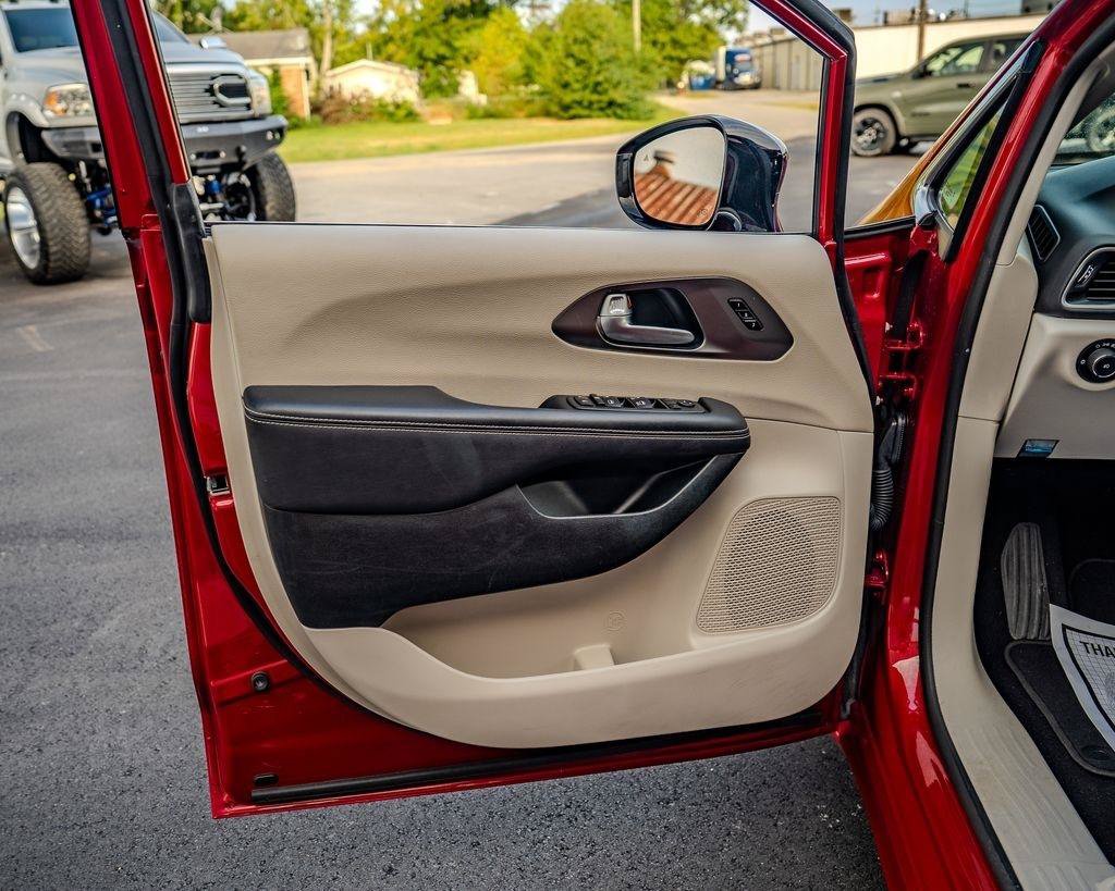 Used 2024 Chrysler Pacifica Touring-L FWD image 11