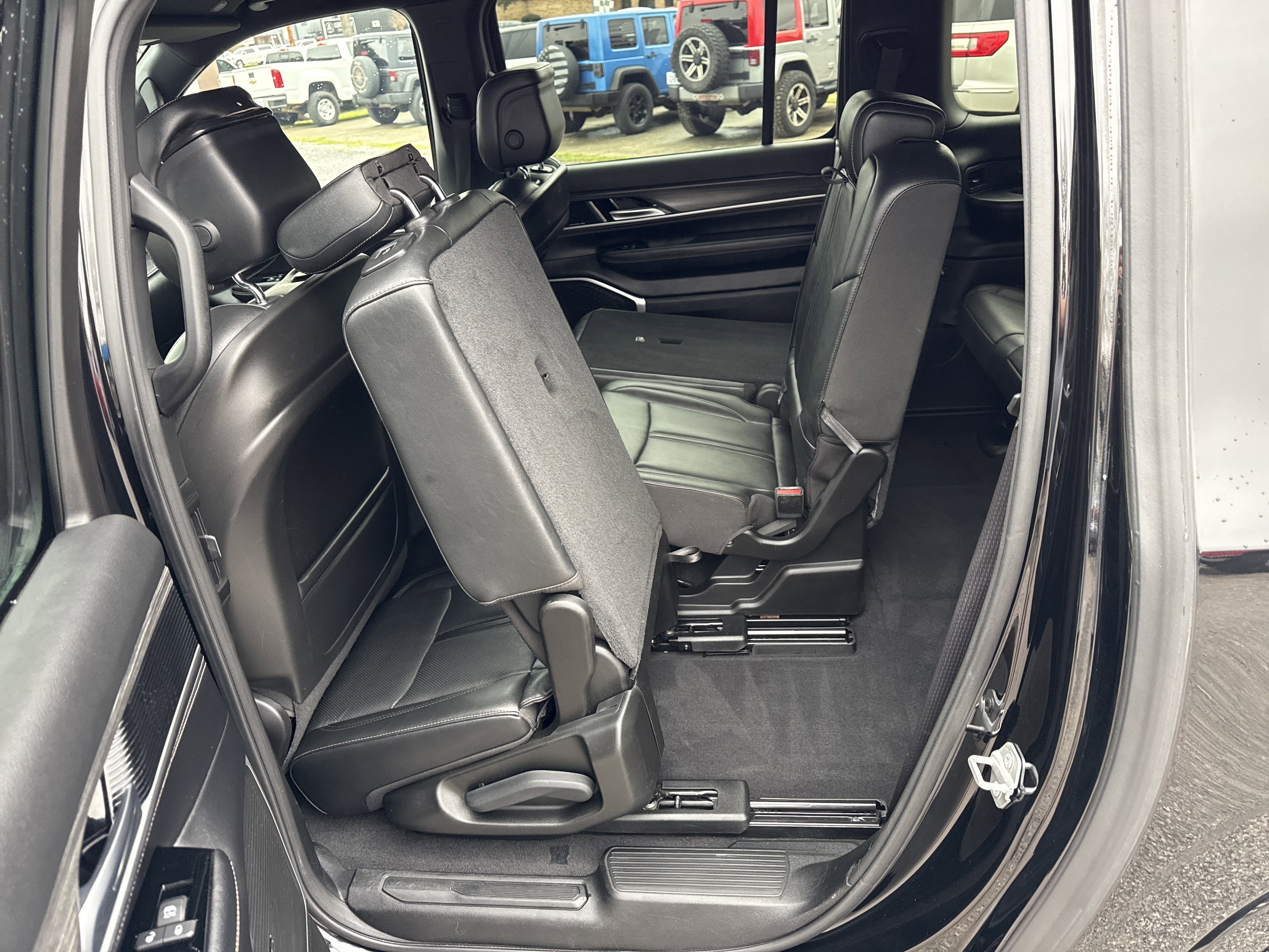 Used 2023 Jeep Wagoneer L Series III w/ Preferred Equipment Group image 12