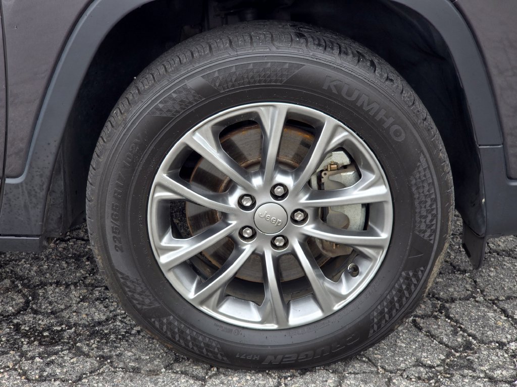 Used 2019 Jeep Cherokee Latitude Plus w/ Comfort/Convenience Group AWD/4WD image 22