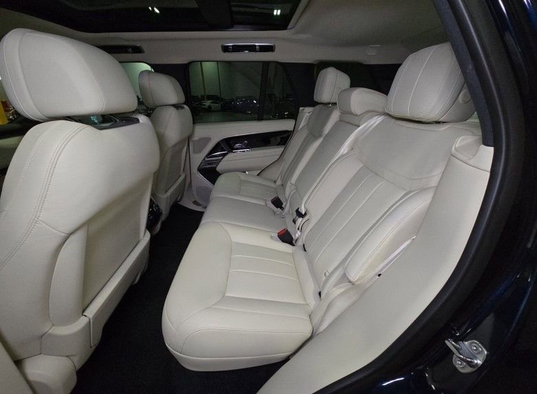 Used 2025 Land Rover Range Rover SE AWD/4WD image 7