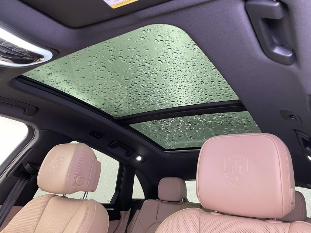 Certified 2025 Porsche Macan AWD/4WD image 18