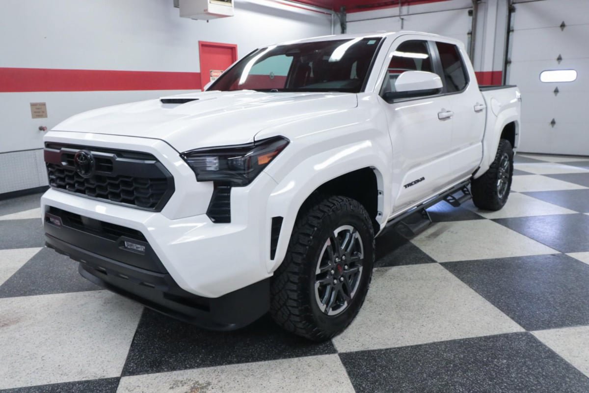 Used 2025 Toyota Tacoma TRD Sport AWD/4WD image 5