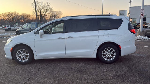 Used 2021 Chrysler Pacifica Touring-L image 5