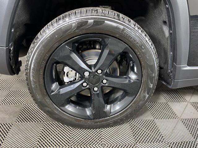 Used 2024 Jeep Grand Cherokee Limited w/ Black Appearance Package image 12