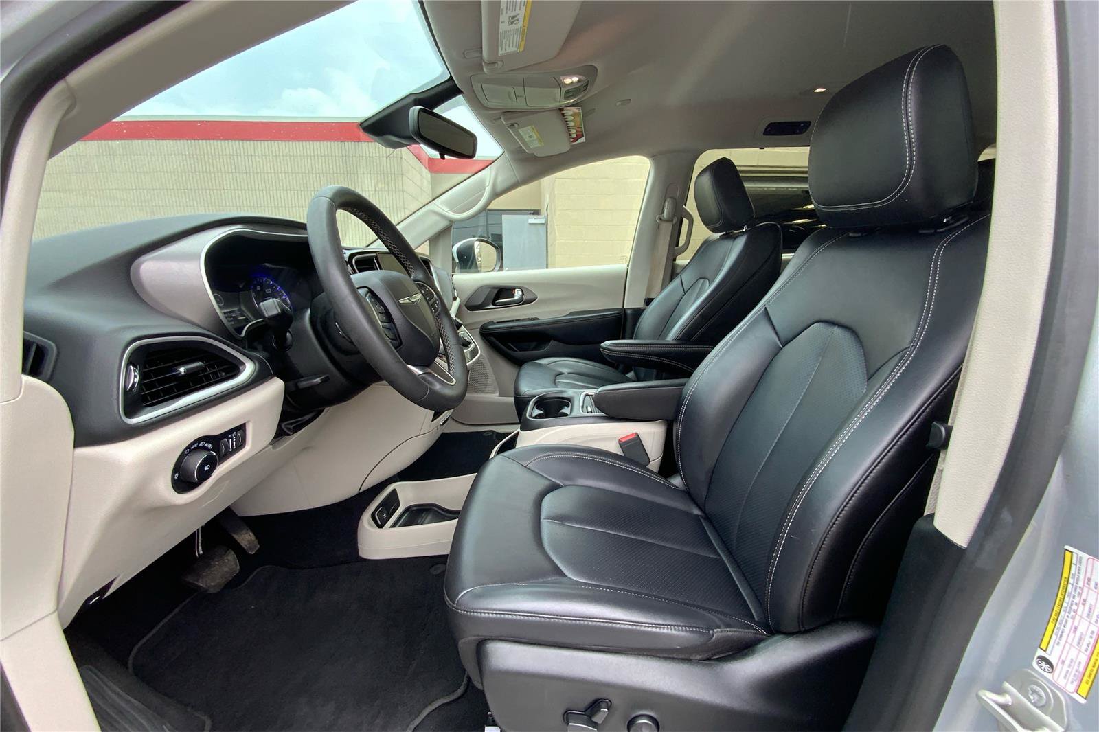 Used 2023 Chrysler Pacifica Touring-L FWD image 10