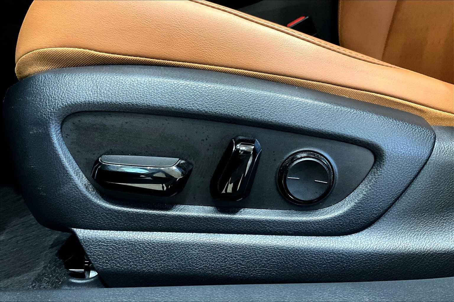 Used 2022 Lexus UX 200 w/ Accessory Package (Z1) FWD image 33