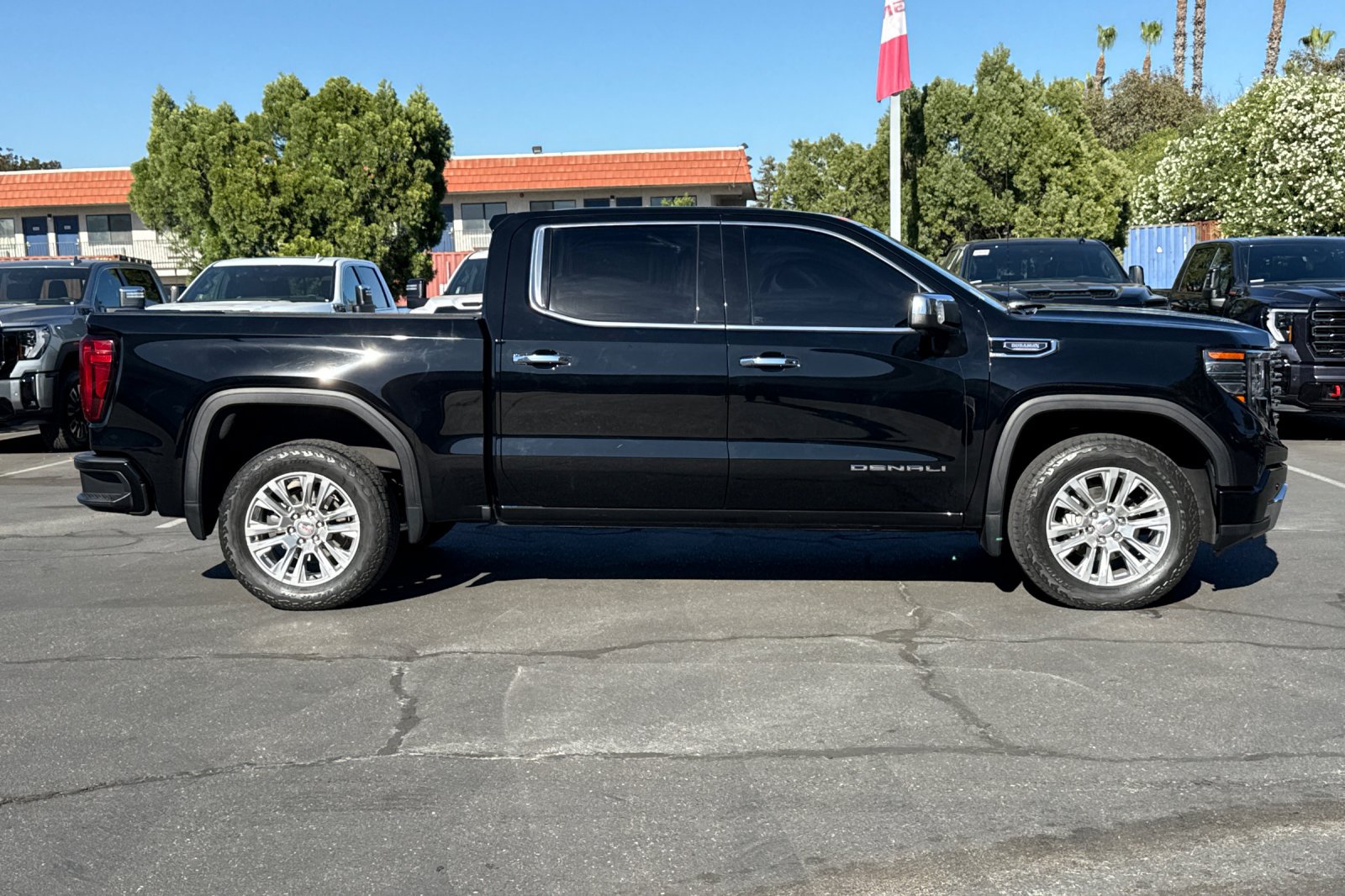 Used 2024 GMC Sierra 1500 Denali w/ Technology Package AWD/4WD image 3