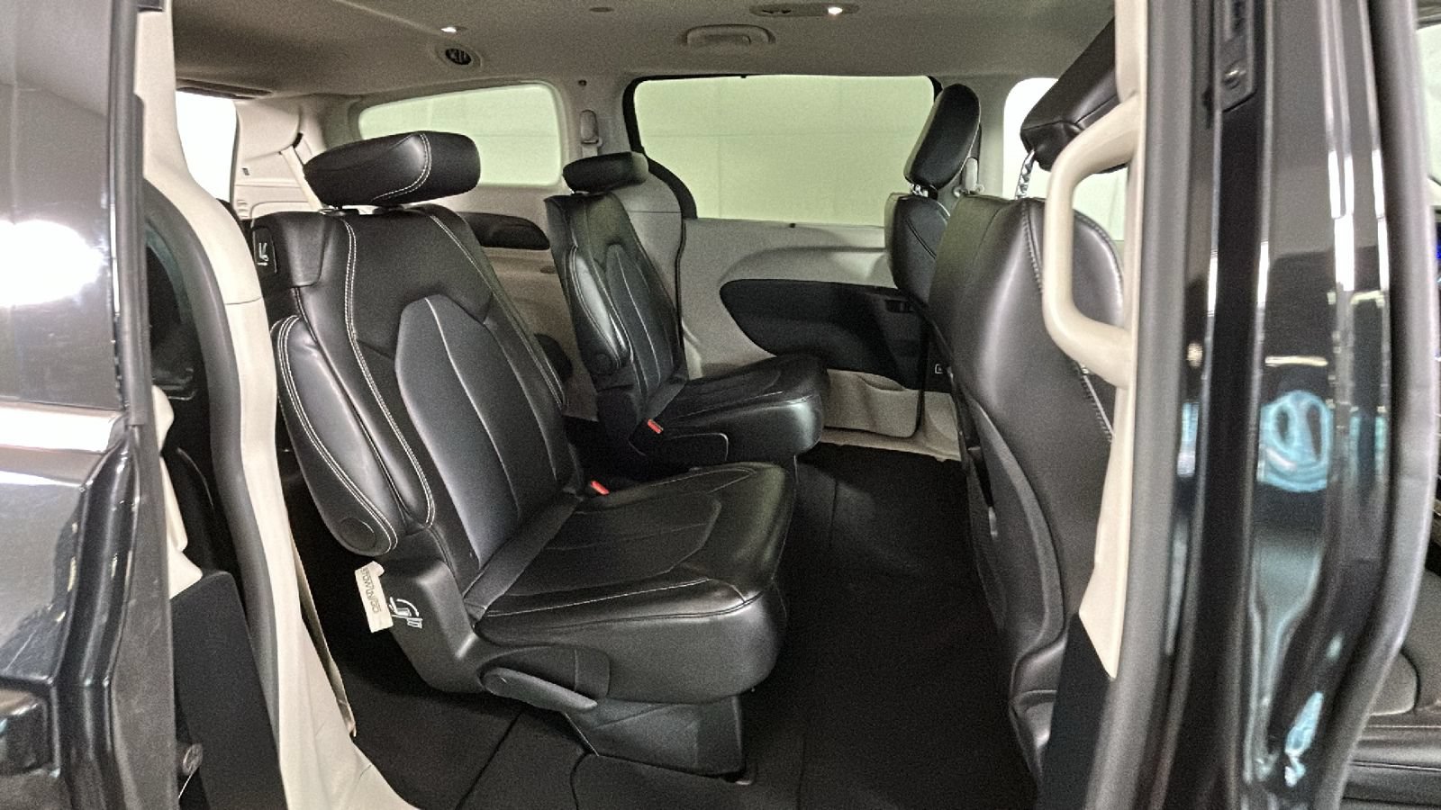Used 2024 Chrysler Pacifica Touring-L FWD image 33