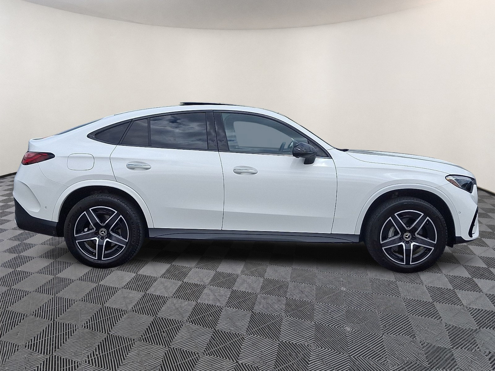 Used 2024 Mercedes-Benz GLC 300 4MATIC image 7