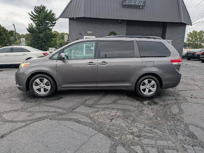 Used 2011 Toyota Sienna LE w/ Towing Pkg FWD image 3