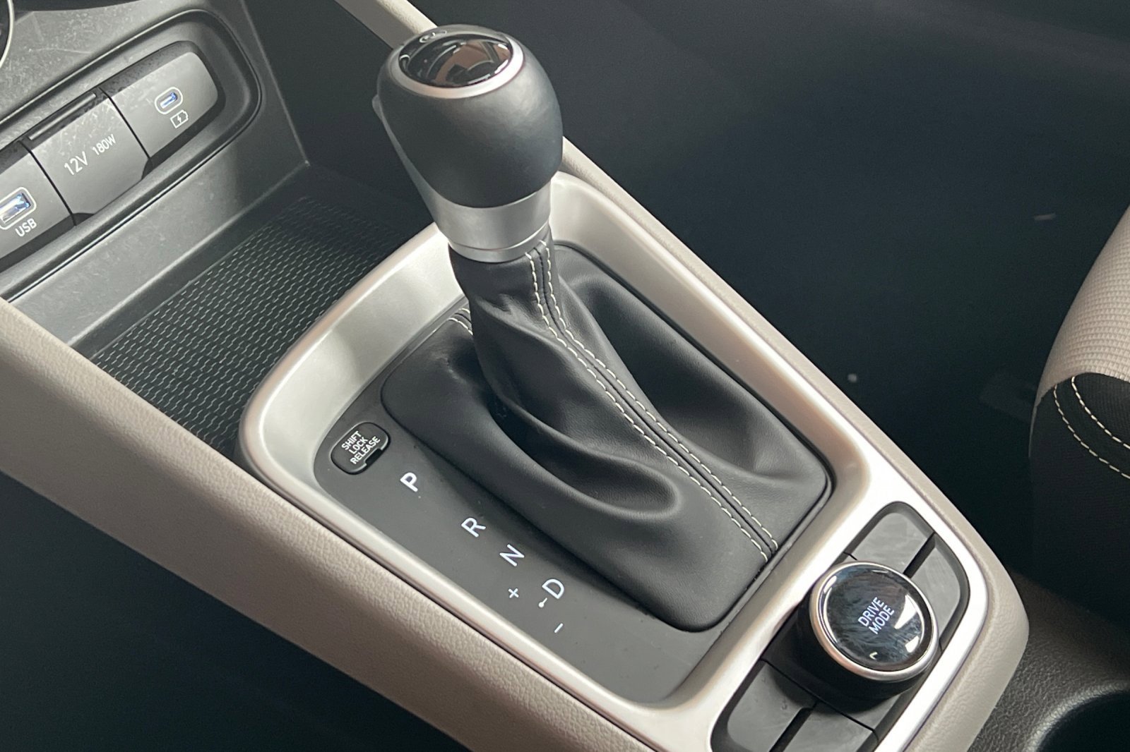 Certified 2025 Hyundai Venue SEL image 28