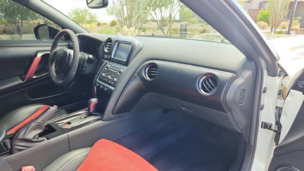 Used 2015 Nissan GT-R NISMO AWD/4WD image 24