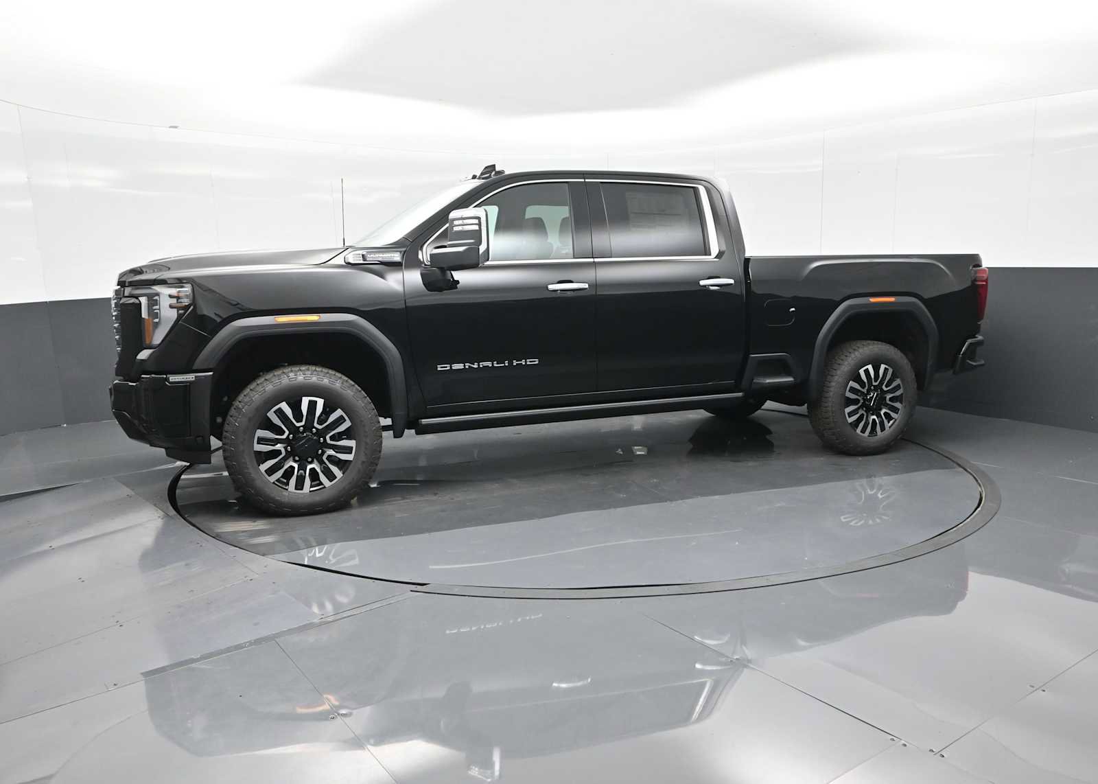 New 2025 GMC Sierra 2500 Denali Ultimate w/ Max Trailering Package image 4