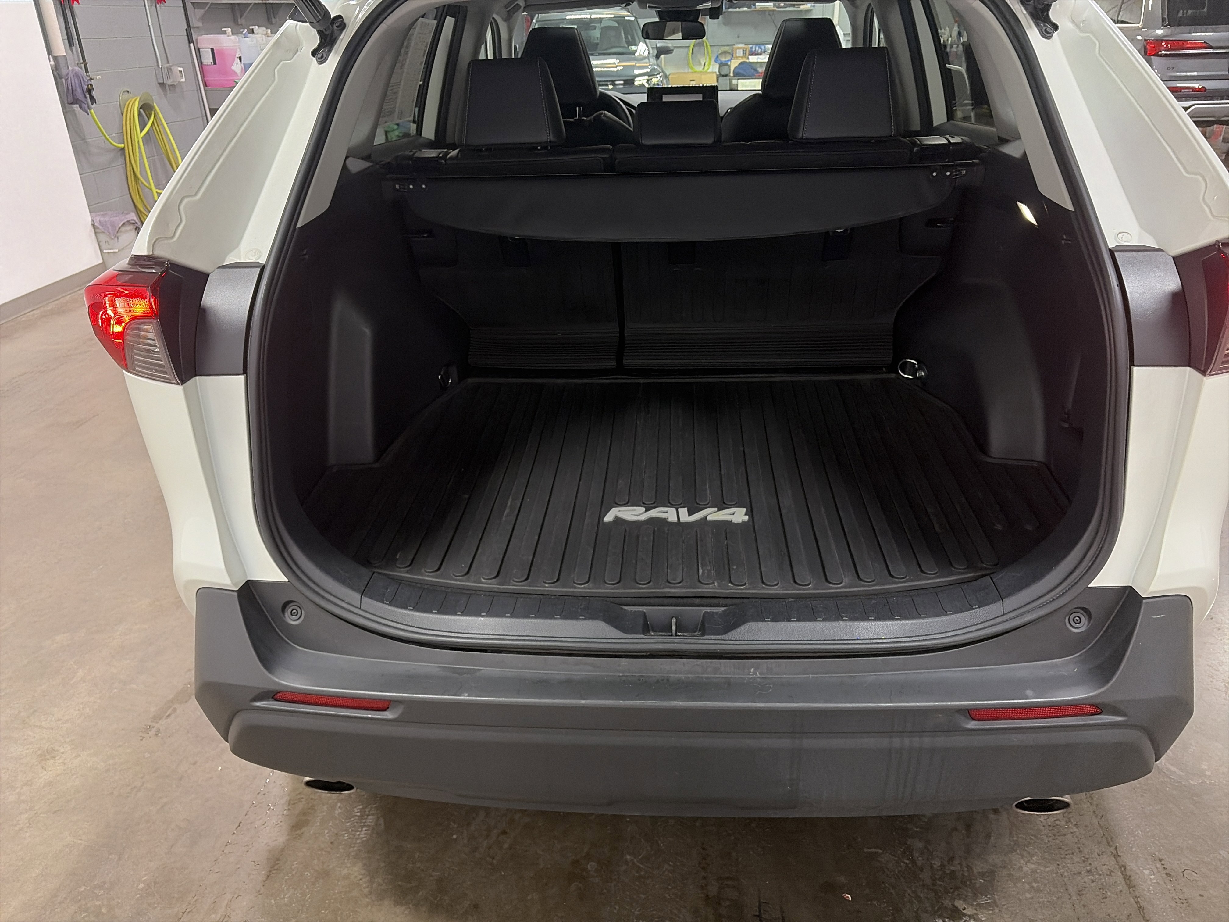 Used 2022 Toyota RAV4 XLE Premium image 30