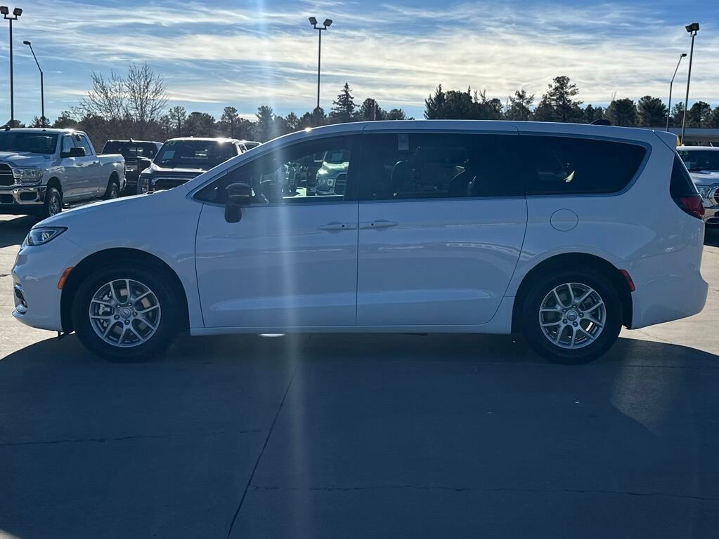 New 2026 Chrysler Pacifica Select image 6