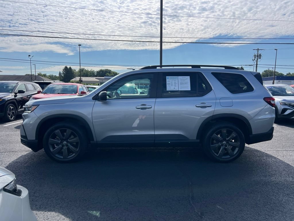 Used 2024 Honda Pilot Sport image 2