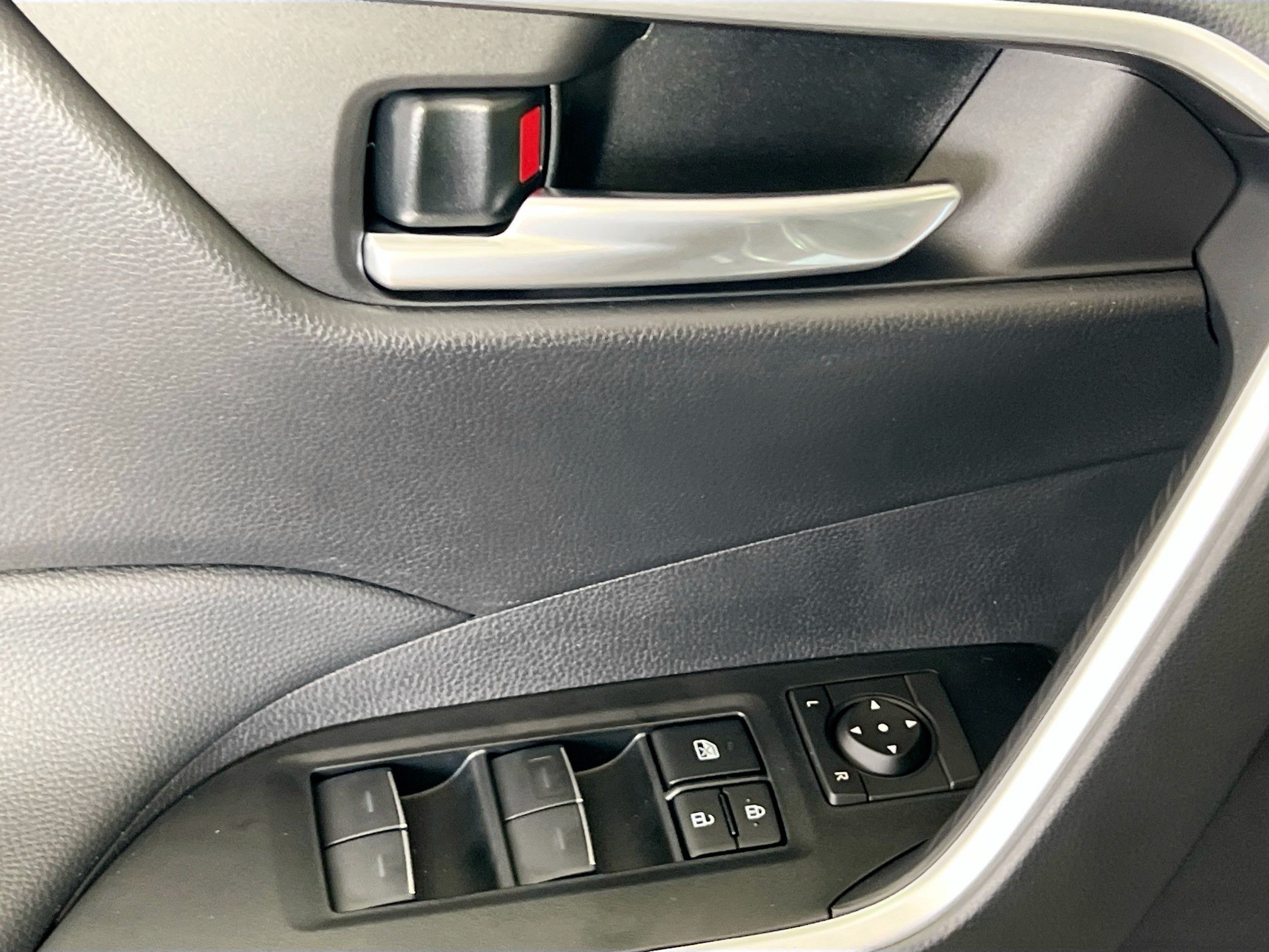 Used 2025 Toyota RAV4 XLE w/ Convenience Package FWD image 16