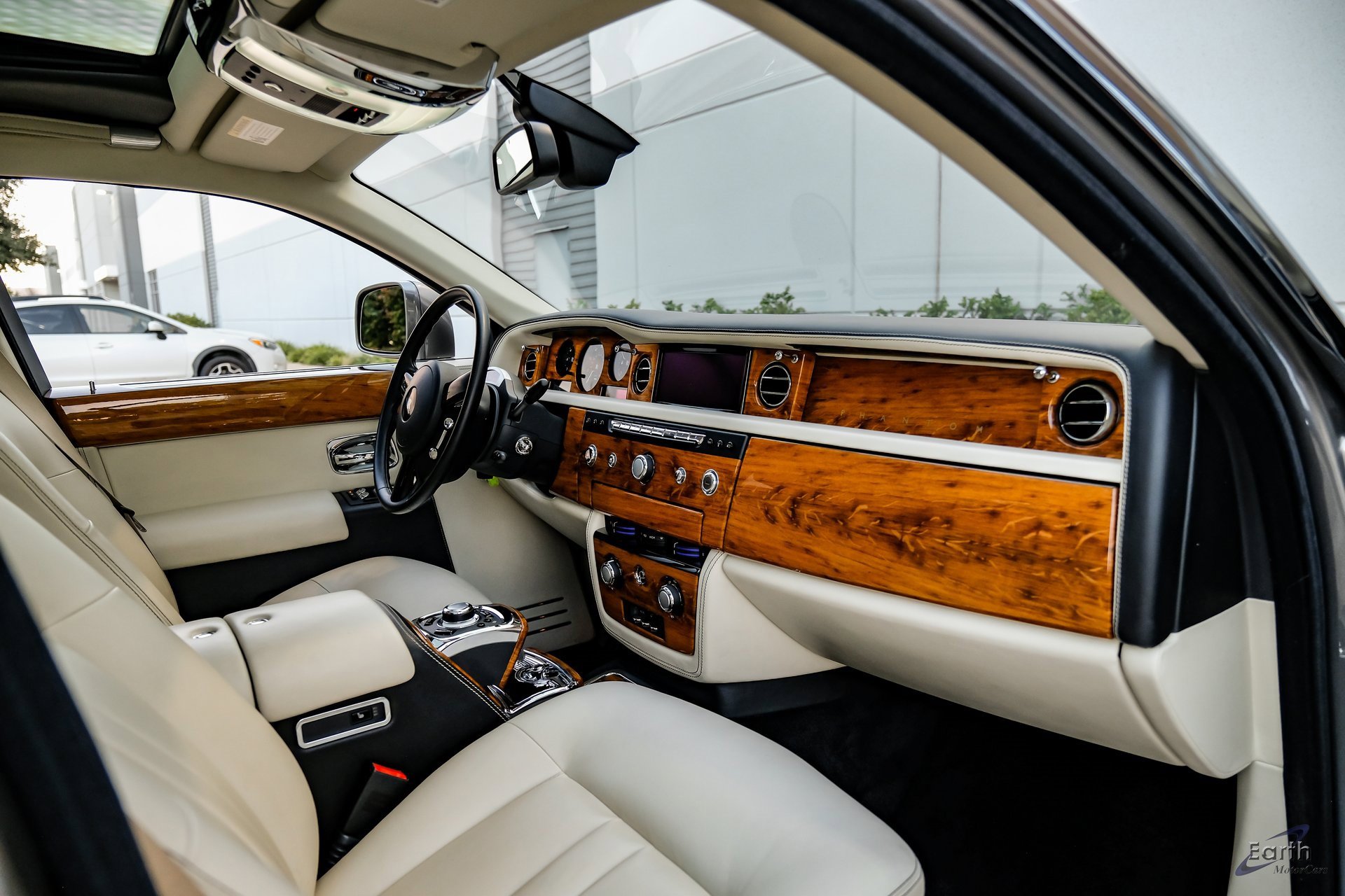 Used 2014 Rolls-Royce Phantom Sedan image 38