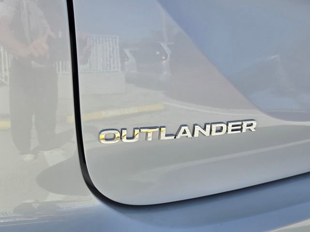 Used 2025 Mitsubishi Outlander SE image 12