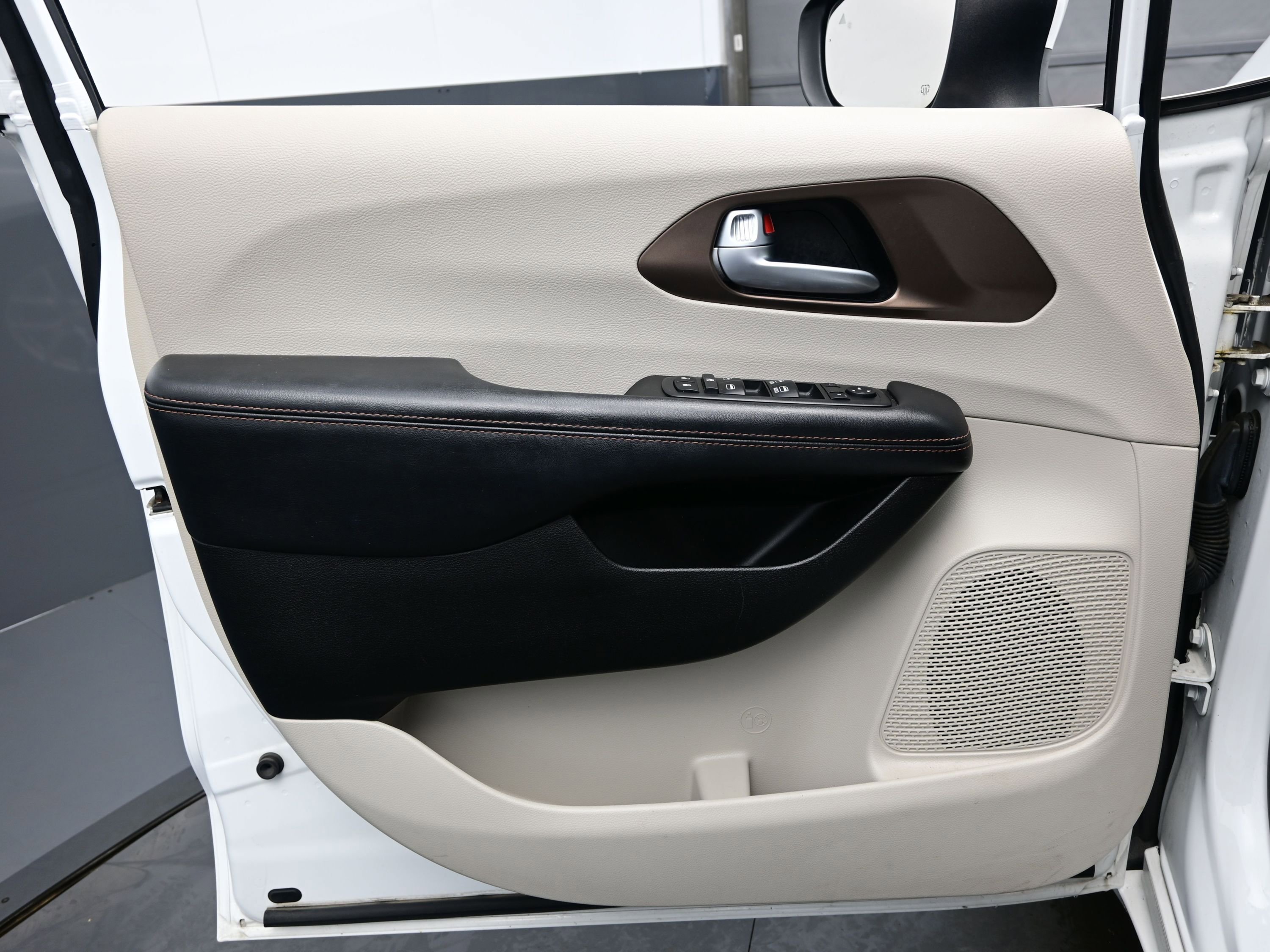 Used 2017 Chrysler Pacifica Touring Plus image 9