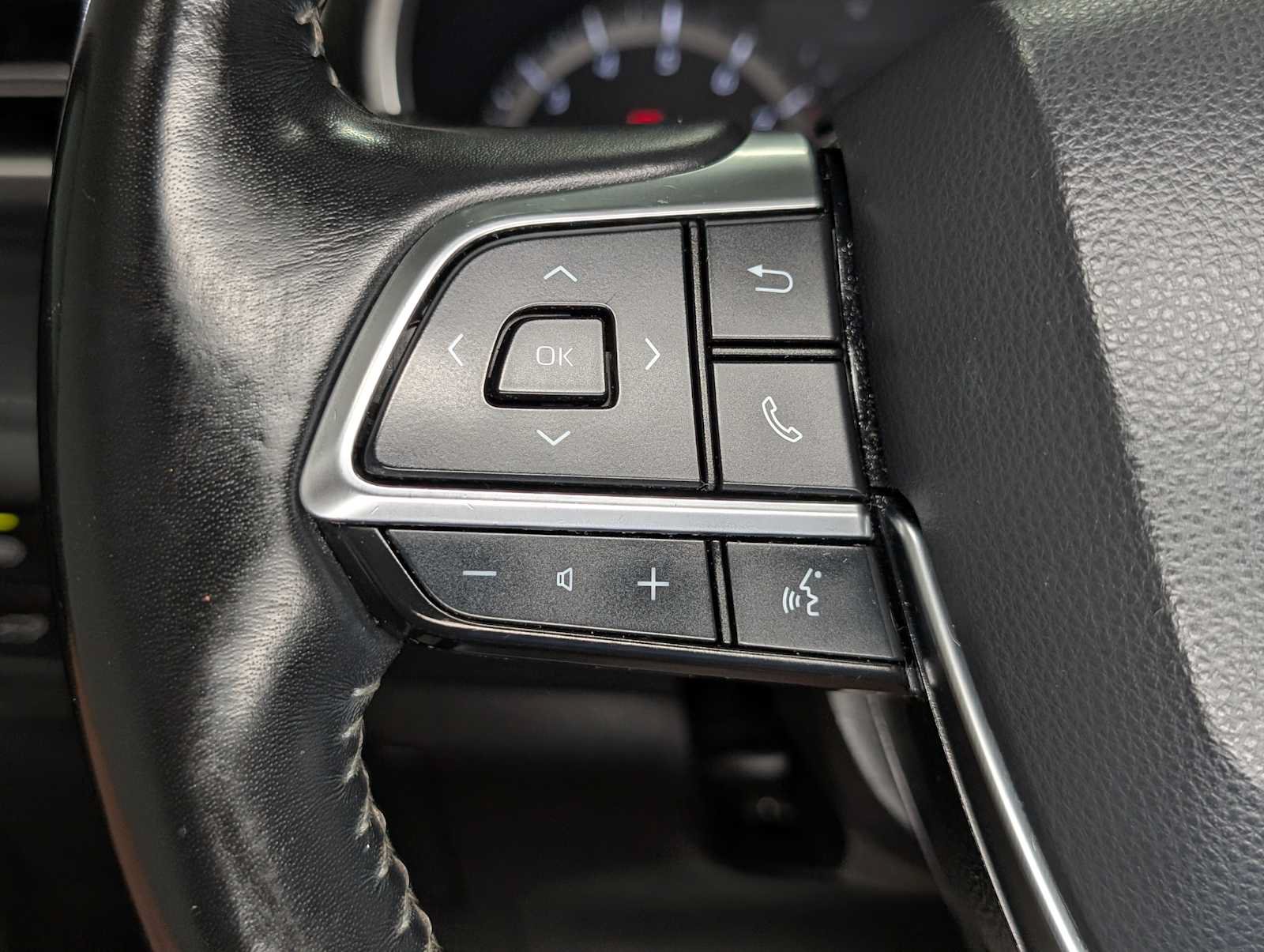 Used 2021 Toyota Highlander XLE AWD/4WD image 37