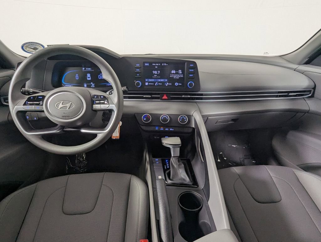 Used 2025 Hyundai Elantra SE image 16