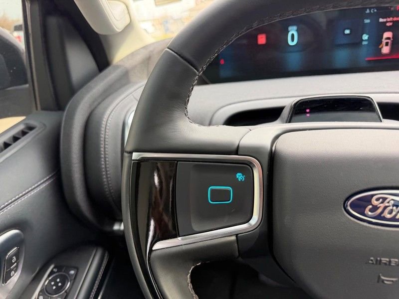 Used 2025 Ford Expedition Platinum image 13