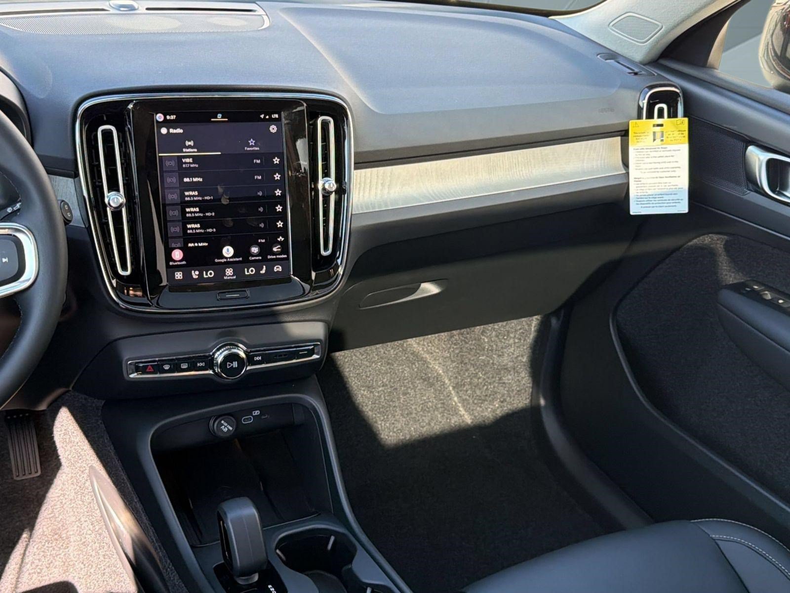 New 2026 Volvo XC40 B4 Core w/ Climate Package FWD image 28