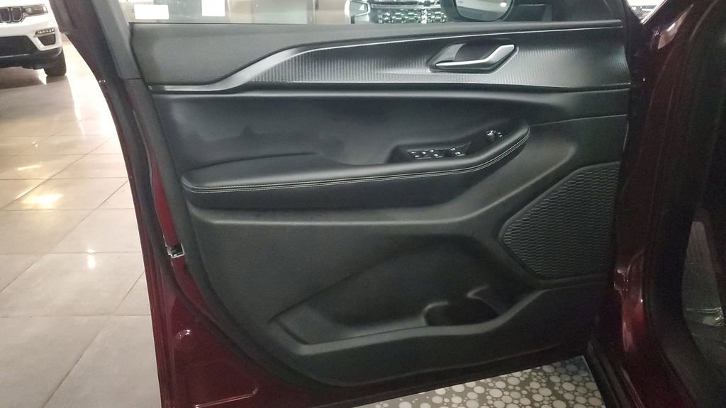 Used 2025 Jeep Grand Cherokee L Laredo image 22
