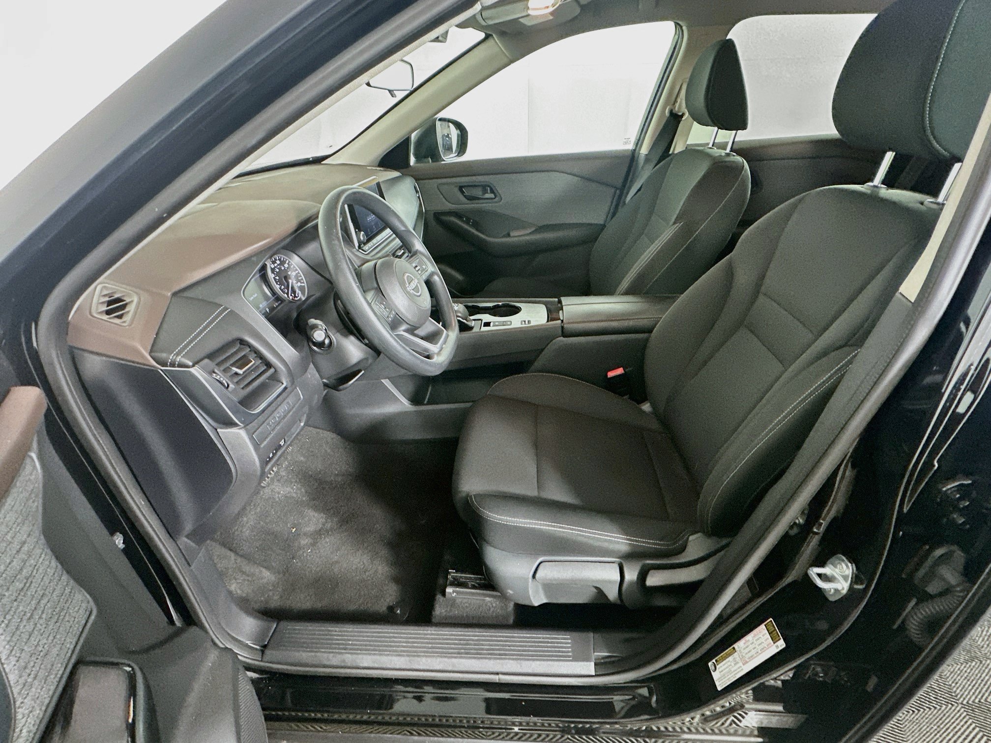 Used 2023 Nissan Rogue S FWD image 13