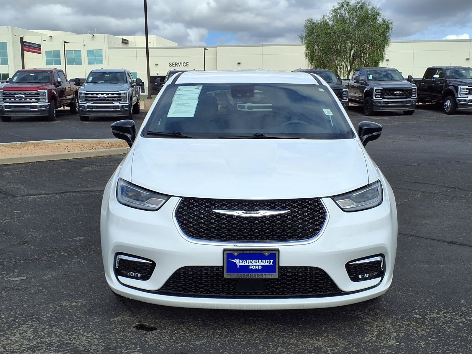 Used 2025 Chrysler Pacifica Select FWD image 2
